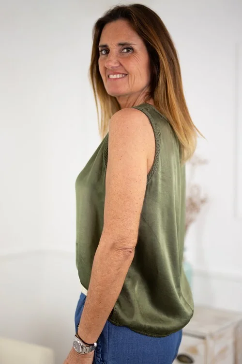 Blusa satinada detalle trenzado