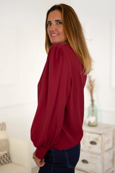 Blusa cuello pico granate 