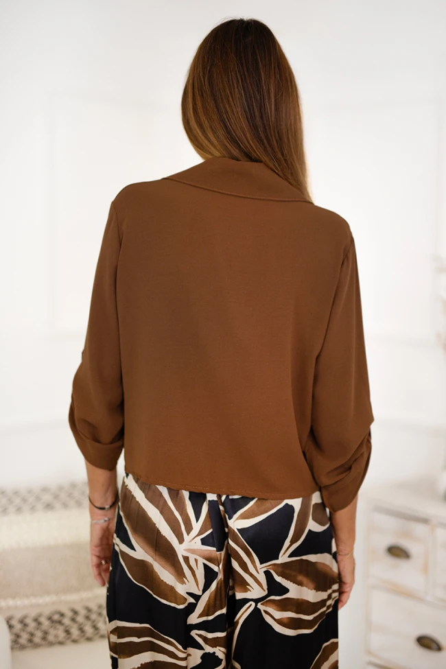 Camisa bolsillos frontales nudo 