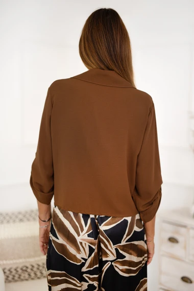 Camisa bolsillos frontales nudo 